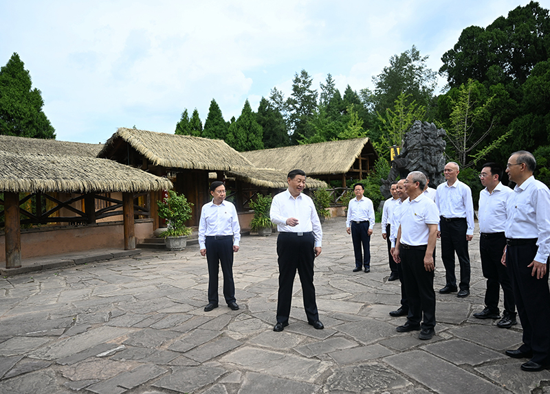 7月25日至27日，中共中央總書記、國(guó)家主席、中央軍委主席習近平在四川考察。這(zhè)是25日下午，習近平在廣元市劍閣縣翠雲廊考察。