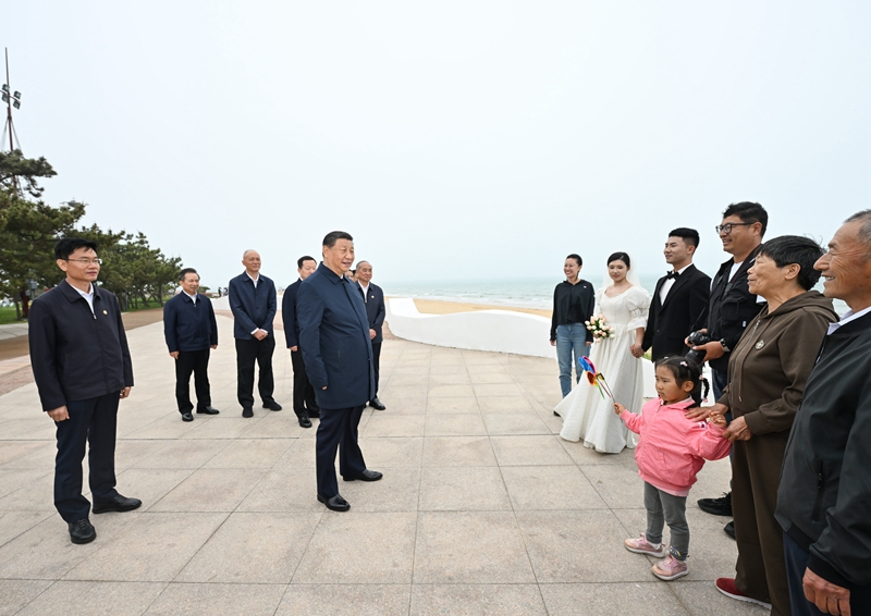 5月22日至24日，中共中央總書記、國(guó)家主席、中央軍委主席習近平在山東考察。這(zhè)是22日下午，習近平在日照市陽光海岸綠道(dào)同市民親切交流。