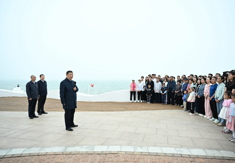 5月22日至24日，中共中央總書記、國(guó)家主席、中央軍委主席習近平在山東考察。這(zhè)是22日下午，習近平在日照市陽光海岸綠道(dào)同市民和遊客親切交流。